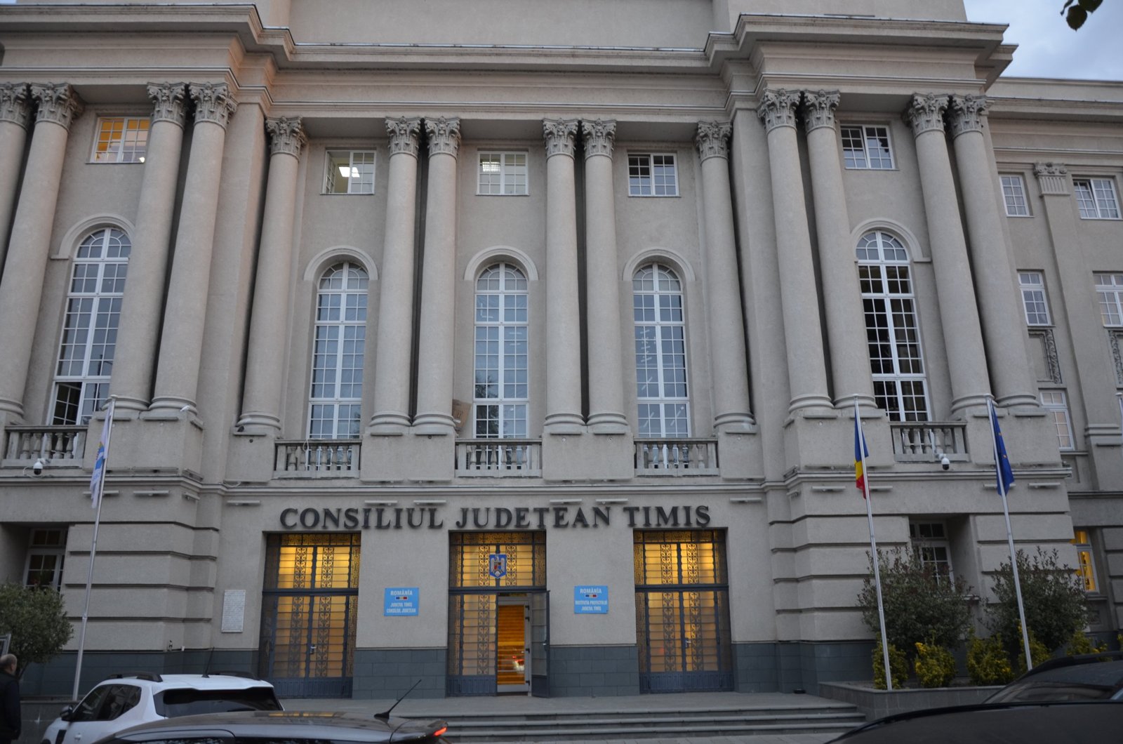 Fațada Palatului Administrativ din Timișoara, sediul Consiliului Județean Timiș